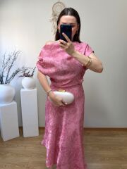 MARKA MODEL DÜŞÜK OMUZ KENDİNDEN DESENLİ SATEN KUMAŞ ELBİSE PEMBE