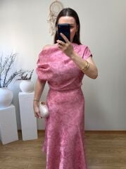 MARKA MODEL DÜŞÜK OMUZ KENDİNDEN DESENLİ SATEN KUMAŞ ELBİSE PEMBE