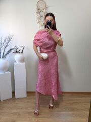 MARKA MODEL DÜŞÜK OMUZ KENDİNDEN DESENLİ SATEN KUMAŞ ELBİSE PEMBE