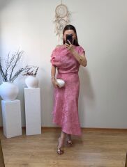 MARKA MODEL DÜŞÜK OMUZ KENDİNDEN DESENLİ SATEN KUMAŞ ELBİSE PEMBE