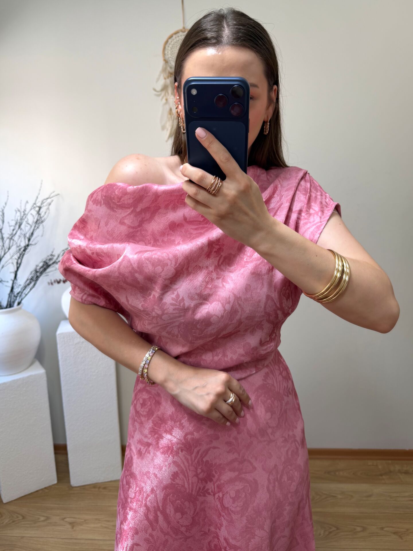 MARKA MODEL DÜŞÜK OMUZ KENDİNDEN DESENLİ SATEN KUMAŞ ELBİSE PEMBE