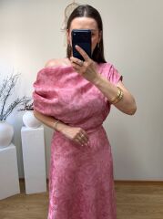 MARKA MODEL DÜŞÜK OMUZ KENDİNDEN DESENLİ SATEN KUMAŞ ELBİSE PEMBE