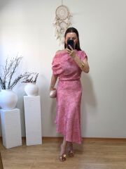 MARKA MODEL DÜŞÜK OMUZ KENDİNDEN DESENLİ SATEN KUMAŞ ELBİSE PEMBE