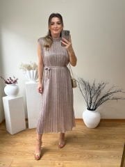 ÖZEL TASARIM SATEN KUMAŞ KENDİNDEN DESENLİ PİLİSE ELBİSE