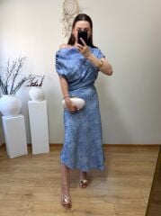 MARKA MODEL DÜŞÜK OMUZ KENDİNDEN DESENLİ SATEN KUMAŞ ELBİSE MAVİ
