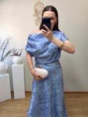 MARKA MODEL DÜŞÜK OMUZ KENDİNDEN DESENLİ SATEN KUMAŞ ELBİSE MAVİ