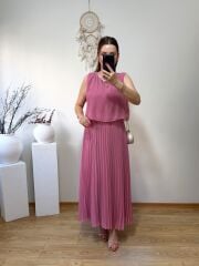 PİLİSELİ ŞİFON KUMAŞ BELDEN LASTİKLİ ELBİSE PEMBE
