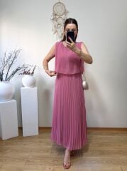 PİLİSELİ ŞİFON KUMAŞ BELDEN LASTİKLİ ELBİSE PEMBE