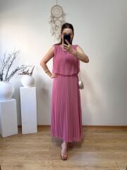 PİLİSELİ ŞİFON KUMAŞ BELDEN LASTİKLİ ELBİSE PEMBE