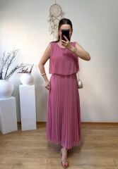 PİLİSELİ ŞİFON KUMAŞ BELDEN LASTİKLİ ELBİSE PEMBE