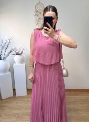 PİLİSELİ ŞİFON KUMAŞ BELDEN LASTİKLİ ELBİSE PEMBE