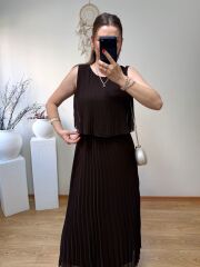 PİLİSELİ ŞİFON KUMAŞ BELDEN LASTİKLİ ELBİSE KAHVE