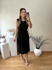 PARLAK PİLİSE KUMAŞ BELDEN LASTİKLİ KOLSUZ ELBİSE SİYAH