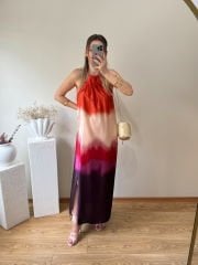 ORJİNAL MARKA MODEL KOLYE DETAYLI YIRTMAÇLI SATEN ELBİSE