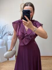 PARLAK ŞİFON KUMAŞ ARKA BEL KISMI LASTİKLİ VOLANLI ELBİSE MÜRDÜM