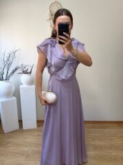 PARLAK ŞİFON KUMAŞ ARKA BEL KISMI LASTİKLİ VOLANLI ELBİSE LİLA