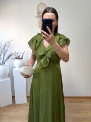 PARLAK ŞİFON KUMAŞ ARKA BEL KISMI LASTİKLİ VOLANLI ELBİSE YAĞ YEŞİL