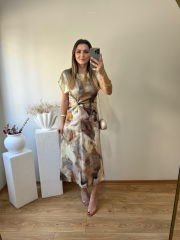 SATEN KUMAŞ KISA KOLLU ÖNÜ BÜZGÜLÜ ELBİSE KAHVE