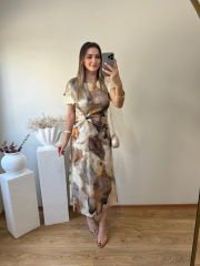 SATEN KUMAŞ KISA KOLLU ÖNÜ BÜZGÜLÜ ELBİSE KAHVE