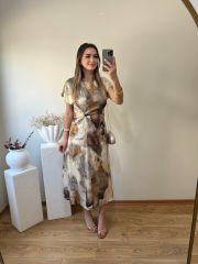 SATEN KUMAŞ KISA KOLLU ÖNÜ BÜZGÜLÜ ELBİSE KAHVE