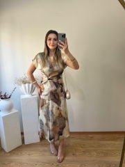 SATEN KUMAŞ KISA KOLLU ÖNÜ BÜZGÜLÜ ELBİSE KAHVE