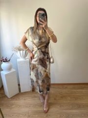 SATEN KUMAŞ KISA KOLLU ÖNÜ BÜZGÜLÜ ELBİSE KAHVE