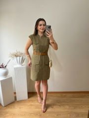 KEMERLİ VE ÖNDEN DÜĞMELİ HAM KETEN KUMAŞ KOLSUZ ELBİSE HAKİ