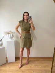 KEMERLİ VE ÖNDEN DÜĞMELİ HAM KETEN KUMAŞ KOLSUZ ELBİSE HAKİ
