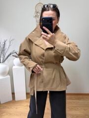 MARKA MODEL DİK YAKA KUŞAKLI SÜET CEKET BEJ