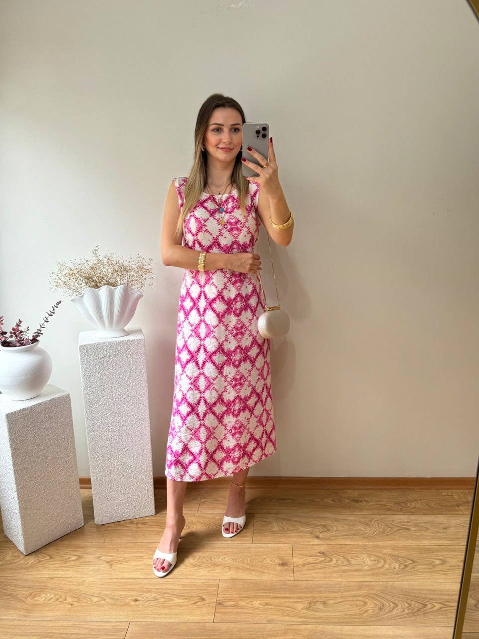 ARKASI LASTİKLİ TENSEL KUMAŞ YANDAN YIRTMAÇLI ELBİSE PEMBE