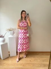 ARKASI LASTİKLİ TENSEL KUMAŞ YANDAN YIRTMAÇLI ELBİSE PEMBE
