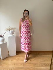 ARKASI LASTİKLİ TENSEL KUMAŞ YANDAN YIRTMAÇLI ELBİSE PEMBE