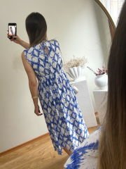 ARKASI LASTİKLİ TENSEL KUMAŞ YANDAN  YIRTMAÇLI ELBİSE MAVİ