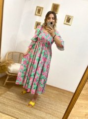 YEŞİL ÜZERİ PEMBE ÇİÇEKLİ GİPELİ ELBİSE