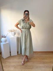 YUMUŞAK SATEN POPLİN KUMAŞ ÖNDEN FERMUARLI VE BELDEN LASTİKLİ ELBİSE AÇIK HAKİ