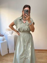 YUMUŞAK SATEN POPLİN KUMAŞ ÖNDEN FERMUARLI VE BELDEN LASTİKLİ ELBİSE AÇIK HAKİ