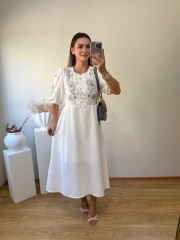 MÜSLİN KUMAŞ ÖNDEN BAĞLAMA VE İŞLEME DETAYLI ELBİSE