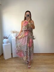 MARKA MODEL GÖĞÜS ALTINDAN LASTİKLİ ŞİFON KUMAŞ ASİMETRİK KESİM ELBİSE