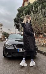 SİYAH YANLARDAN ÇITÇITLI KAPŞONLU KAPİTONE MONT