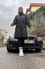 SİYAH YANLARDAN ÇITÇITLI KAPŞONLU KAPİTONE MONT