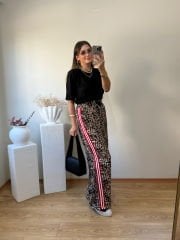 ULTRA YÜKSEK BEL YANLARDAN KIRMIZI ŞERİT DETAYLI BELİ LASTİKLİ  LEOPAR PANTOLON