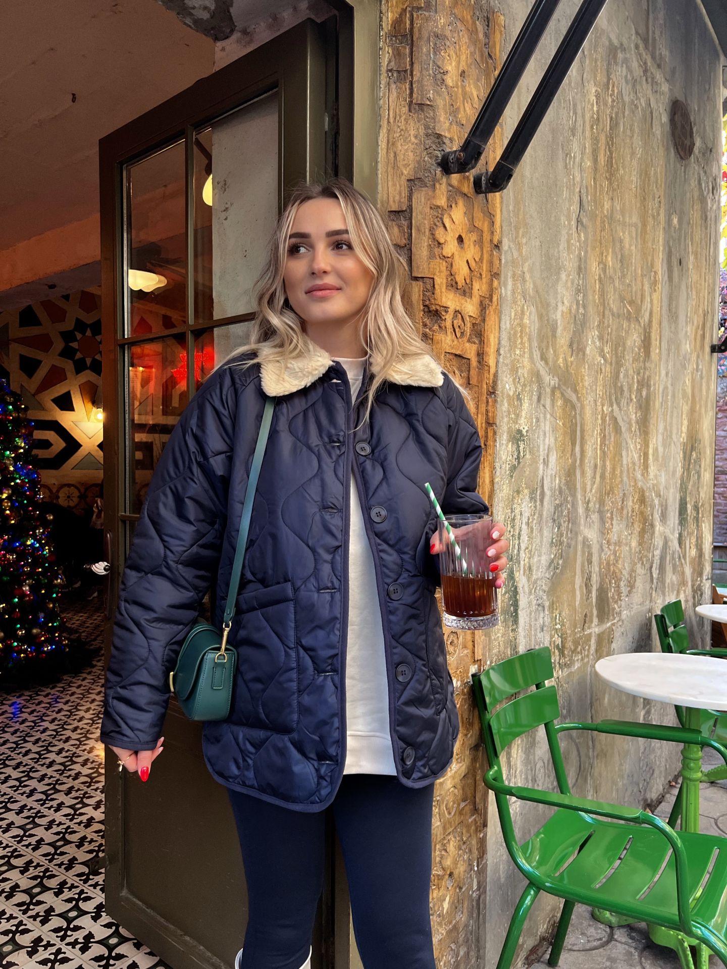 LACİVERT YAKASI KÜRKLÜ İÇİ DOLGULU KAPİTONE CEKET