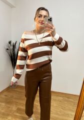 KAHVE RENGİ ÇİZGİLİ KAYIK YAKA TRİKO
