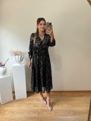PARILTI BASKILI BELDEN LASTİKLİ KRUVAZE YAKA ELBİSE