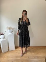 PARILTI BASKILI BELDEN LASTİKLİ KRUVAZE YAKA ELBİSE
