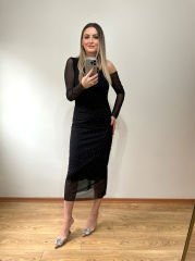 ÜZERİ MİNİK TAŞLI OMUZ DETAYLI YANLARDAN DRAPELİ TÜL ELBİSE