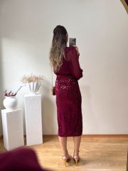 BORDO PAYET DETAYLI ÜSTÜ ŞİFON ELBİSE