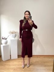 OMUZLARI VATKALI KENDİNDEN KEMERLİ ÖNDEN DRAPELİ SİMLİ ELBİSE BORDO