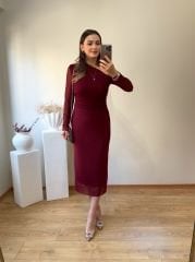 OMUZ DEKOLTELİ YANLARDAN DRAPELİ TÜL ELBİSE BORDO