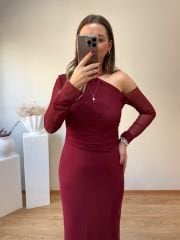 OMUZ DEKOLTELİ YANLARDAN DRAPELİ TÜL ELBİSE BORDO